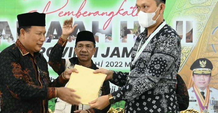 Bupati Merangin Berangkatkan dan Serahkan Calon Jamaah Haji  ke Jambi