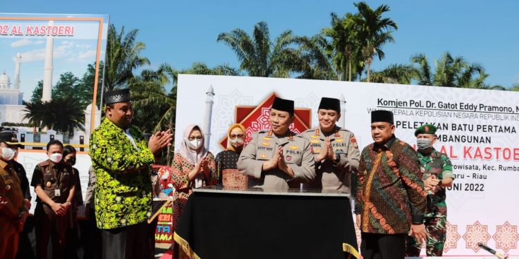 Wakapolri Letakkan Batu Pertama Pembangunan Masjid Al Kostoeri