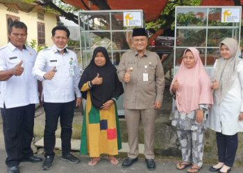 Wawako Maulana Peduli Pedagang, Berikan Gerobak Etalase Jualan Kepada Warga