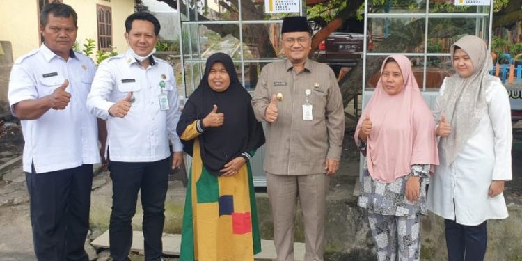 Wawako Maulana Peduli Pedagang, Berikan Gerobak Etalase Jualan Kepada Warga