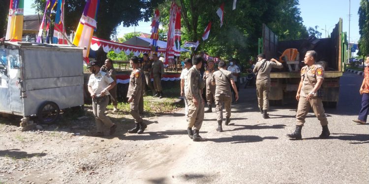 Pol PP Merangin Tertibkan Lapak Jualan PKL, Pedagang Tampak Pasrah