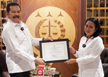 Jaksa Agung Terima Penghargaan Dari Menteri Pemberdayaan Perempuan dan Perlindungan Anak