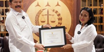 Jaksa Agung Terima Penghargaan Dari Menteri Pemberdayaan Perempuan dan Perlindungan Anak