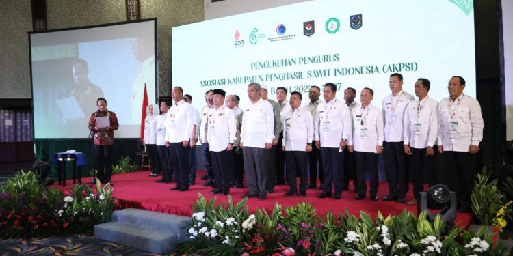 Kukuhkan Pengurus AKPSI, Mendagri Tekankan Perlunya Konsep Dukungan terhadap Industri Sawit