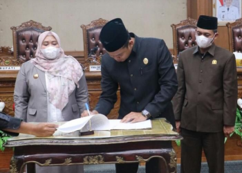 Ketua DPRD Muarojambi Pimpin Rapat Sahkan APBD 2022 Rp 1,377 T