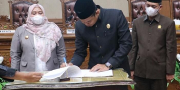 Ketua DPRD Muarojambi Pimpin Rapat Sahkan APBD 2022 Rp 1,377 T
