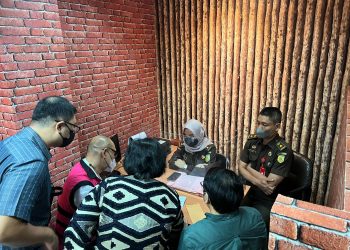 Tim Penyidik Kejaksaan Agung Serahkan Berkas Perkara 5 Tersangka Perkara Korupsi Ekspor CPO Ke Jaksa Penuntut Umum