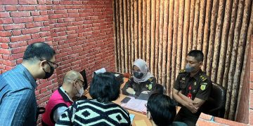 Tim Penyidik Kejaksaan Agung Serahkan Berkas Perkara 5 Tersangka Perkara Korupsi Ekspor CPO Ke Jaksa Penuntut Umum