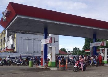 BBM Resmi Naik, Kendaraan Roda Dua dan Empat Di SPBU Pematang Kandis Merangin Masih Antri Panjang 