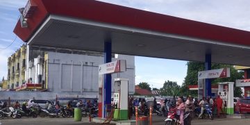 BBM Resmi Naik, Kendaraan Roda Dua dan Empat Di SPBU Pematang Kandis Merangin Masih Antri Panjang 