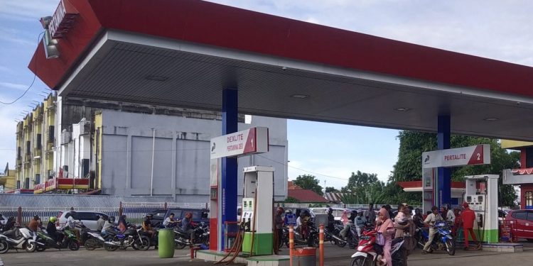 BBM Resmi Naik, Kendaraan Roda Dua dan Empat Di SPBU Pematang Kandis Merangin Masih Antri Panjang 