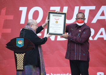 Sukses Selenggarakan Gerakan Pembagian 10 Juta Bendera Merah Putih Kemendagri Terima Rekor Dunia MURI