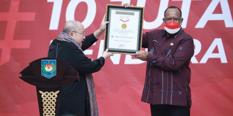 Sukses Selenggarakan Gerakan Pembagian 10 Juta Bendera Merah Putih Kemendagri Terima Rekor Dunia MURI