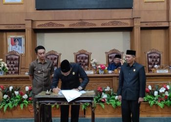 Ketua DPRD Muaro Jambi Yuli Setia Bakti Sah kan APBD Perubahan 2022