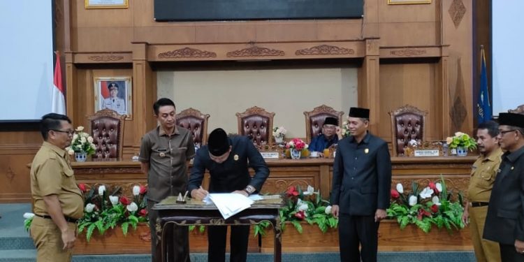 Ketua DPRD Muaro Jambi Yuli Setia Bakti Sah kan APBD Perubahan 2022
