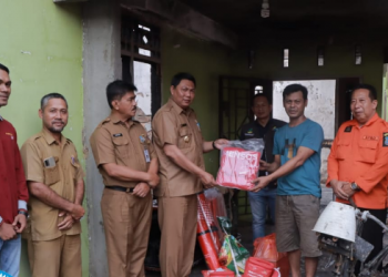 Wabup Hairan Serahkan Bantuan Korban Kebarakan di Dusun Kebun