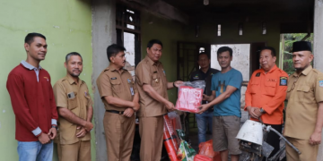 Wabup Hairan Serahkan Bantuan Korban Kebarakan di Dusun Kebun