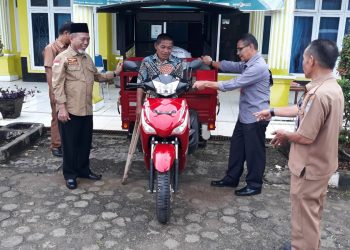 Didampingi Kadis Sosial Merangin, Bupati H.Mashuri Serahkan Bantuan Sepeda Motor Kepada Penyandang Disabilitas 