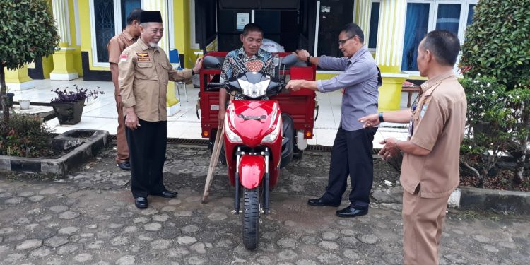 Didampingi Kadis Sosial Merangin, Bupati H.Mashuri Serahkan Bantuan Sepeda Motor Kepada Penyandang Disabilitas 