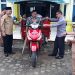 Didampingi Kadis Sosial Merangin, Bupati H.Mashuri Serahkan Bantuan Sepeda Motor Kepada Penyandang Disabilitas 