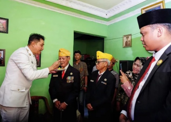 Pj Bupati Muaro Jambi Beri Bantuan ke Veteran