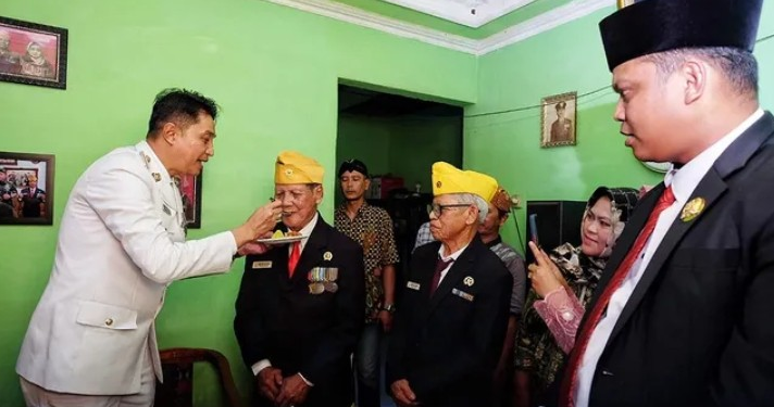Pj Bupati Muaro Jambi Beri Bantuan ke Veteran