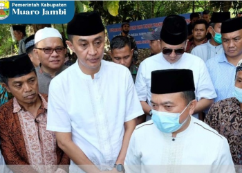 Pj Bupati Muaro Jambi Dampingi Gubernur Serahkan Bantuan Hewan Qurban