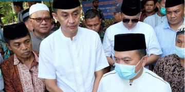 Pj Bupati Muaro Jambi Dampingi Gubernur Serahkan Bantuan Hewan Qurban