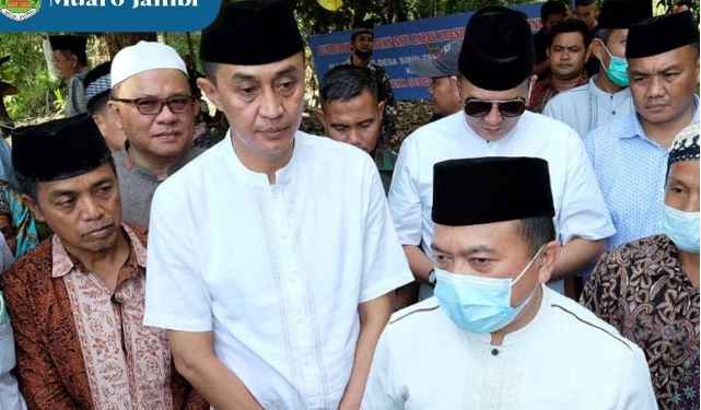 Pj Bupati Muaro Jambi Dampingi Gubernur Serahkan Bantuan Hewan Qurban