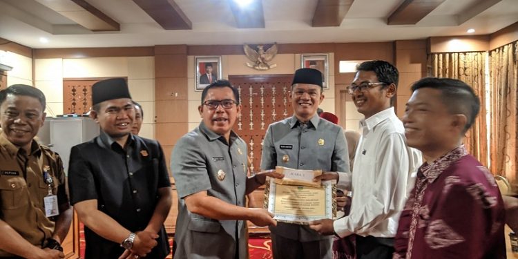 Ketua DPRD Fajran Dampingi Wako Serahkan Bonus Kafilah