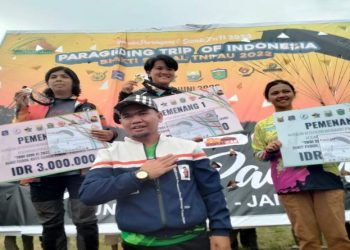 Ketua DPRD H Fajran Hadiri Penutupan Kejuaraan Paralayang&Troi II