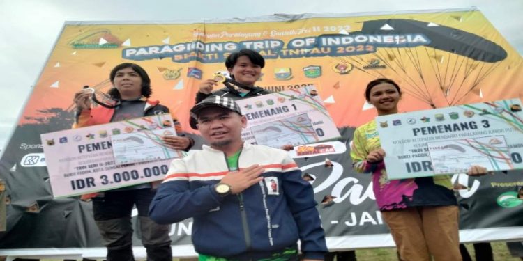 Ketua DPRD H Fajran Hadiri Penutupan Kejuaraan Paralayang&Troi II