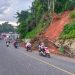 Potongan Pohon Tumbang dan Tanah Longsor di Bukit Tiung Belum Dibersihkan, Pengendara dan Ketua RT Minta  Segera Dibersihkan 