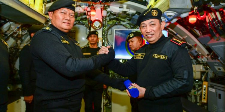 Disematkan Brevet Hiu Kencana TNI AL, Kapolri: Kekuatan Sinergitas Jaga Kedaulatan Bangsa Indonesia