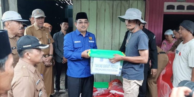 Anwar Sadat Tinjau Lokasi Longsor Sekaligus Serahkan Bantuan kepada Warga Terdampak