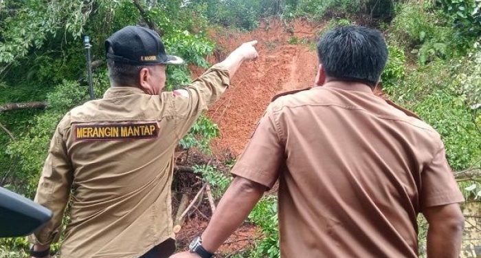 Usai Hujan Lebat, Bupati H Mashuri Pantau Titik Longsor