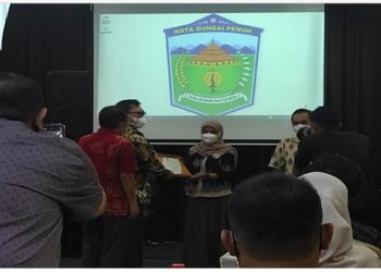 Sekretariat DPRD Kota Sungai Penuh Terima Penghargaan Terbaik II