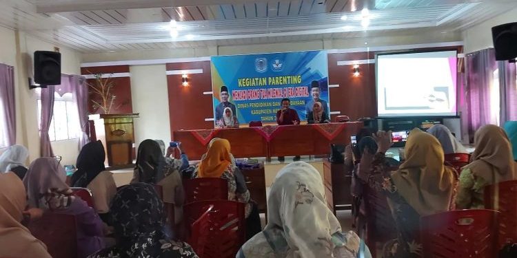 Himpaudi dan IGTKI Merangin Ikuti Seminar Parenting