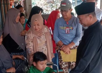 Bupati Merangin Salurkan Sembako, Tongkat dan Kursi Roda Kepada Anak Yatim, Penyandang Disabilitas dan Lansia