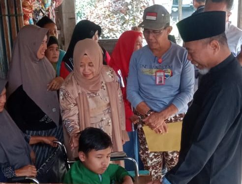 Bupati Merangin Salurkan Sembako, Tongkat dan Kursi Roda Kepada Anak Yatim, Penyandang Disabilitas dan Lansia
