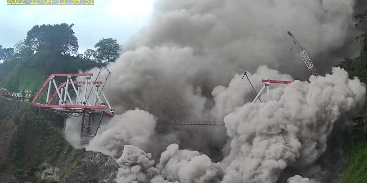 Status Gunungapi Semeru Naik Level IV dari ‘Siaga’   Menjadi ‘Awas’