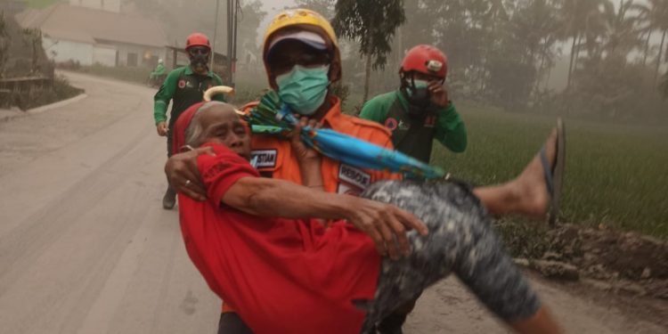Gunungapi Semeru Keluarkan APG, Sebanyak 1.979 Jiwa Mengungsi