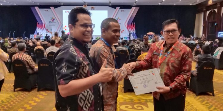 KPK Serahkan Penghargaan Ke Kota Sungai Penuh Sebagai Peringkat Dua Peningkatan Capaian MCP