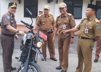 Sekda  Merangin Serahkan Sepeda Motor Ke SatPol PP  Bantuan Pemerintah Pusat 