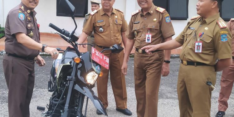 Sekda  Merangin Serahkan Sepeda Motor Ke SatPol PP  Bantuan Pemerintah Pusat 