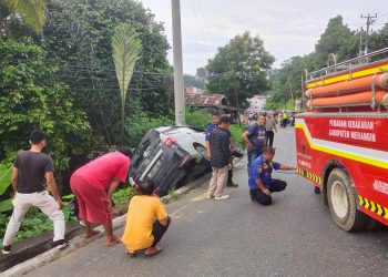 Mobil Toyota Avanza Terguling Masuk Parit Di Tikungan Pasar Bawah Bangko, Pengendara Selamat 