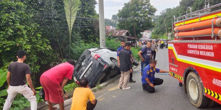 Mobil Toyota Avanza Terguling Masuk Parit Di Tikungan Pasar Bawah Bangko, Pengendara Selamat 