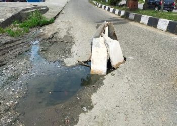 Pengendara Bermotor Keluhkan Lubang Besar di Jalan Jalur Tiga Lintas Sumatera Merangin