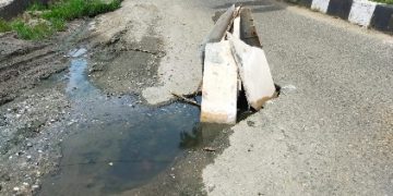 Pengendara Bermotor Keluhkan Lubang Besar di Jalan Jalur Tiga Lintas Sumatera Merangin