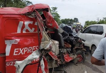 Laka Lantas, Mobil Daihatsu Dengan Truck Tronton Di Jalan Lintas Sumatera Merangin, Pengemudi Daihatsu Luka-Luka
